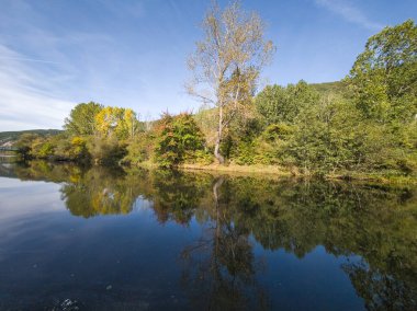Sonbahar manzara Iskar Nehri yakınındaki Pancharevo Gölü, Sofya şehir bölge, Bulgaristan