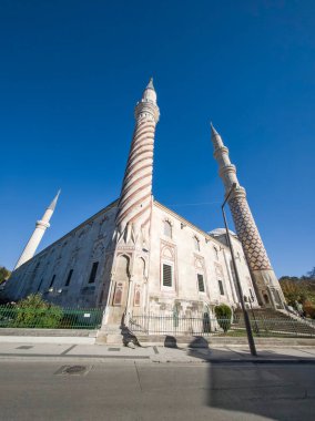 Türkiye 'nin Doğu Trakya kentindeki Edirne kentindeki Uc Serefeli (Burmali veya Üç Balkon) camii