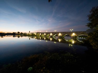 Bulgaristan 'ın Haskovo Bölgesi' nin Svilengrad kentindeki Maritsa nehri üzerindeki 16. yüzyıl Mustafa Paşa Köprüsü 'nün (Eski Köprü) günbatımı manzarası