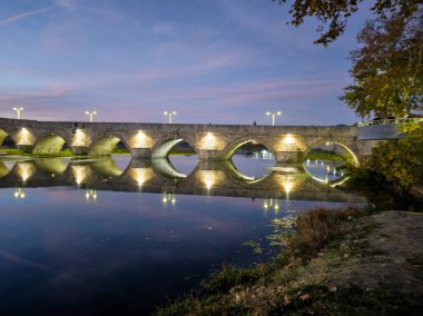 Bulgaristan 'ın Haskovo Bölgesi' nin Svilengrad kentindeki Maritsa nehri üzerindeki 16. yüzyıl Mustafa Paşa Köprüsü 'nün (Eski Köprü) günbatımı manzarası