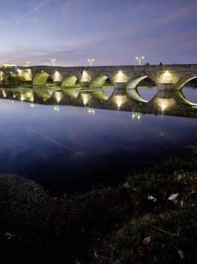 Bulgaristan 'ın Haskovo Bölgesi' nin Svilengrad kentindeki Maritsa nehri üzerindeki 16. yüzyıl Mustafa Paşa Köprüsü 'nün (Eski Köprü) günbatımı manzarası
