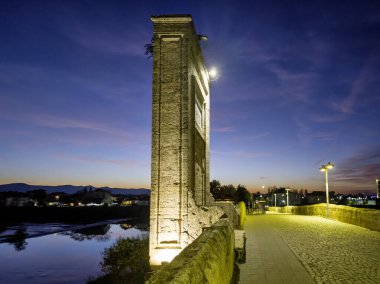 Bulgaristan 'ın Haskovo Bölgesi' nin Svilengrad kentindeki Maritsa nehri üzerindeki 16. yüzyıl Mustafa Paşa Köprüsü 'nün (Eski Köprü) günbatımı manzarası