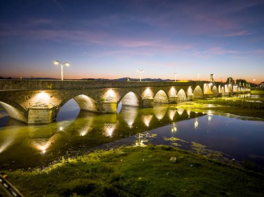 Bulgaristan 'ın Haskovo Bölgesi' nin Svilengrad kentindeki Maritsa nehri üzerindeki 16. yüzyıl Mustafa Paşa Köprüsü 'nün (Eski Köprü) günbatımı manzarası