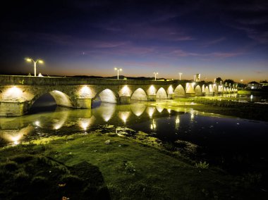 Bulgaristan 'ın Haskovo Bölgesi' nin Svilengrad kentindeki Maritsa nehri üzerindeki 16. yüzyıl Mustafa Paşa Köprüsü 'nün (Eski Köprü) günbatımı manzarası