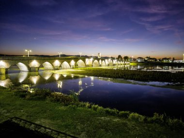 Bulgaristan 'ın Haskovo Bölgesi' nin Svilengrad kentindeki Maritsa nehri üzerindeki 16. yüzyıl Mustafa Paşa Köprüsü 'nün (Eski Köprü) günbatımı manzarası