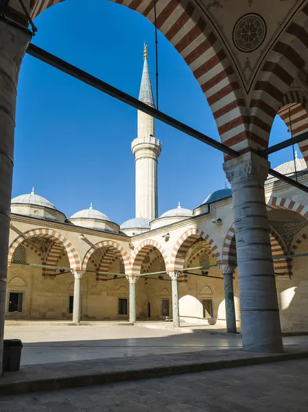 Türkiye 'nin Doğu Trakya kentindeki Edirne kentindeki Uc Serefeli (Burmali veya Üç Balkon) camii
