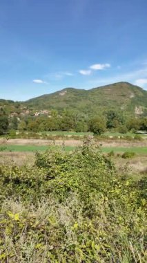 Sırbistan 'ın Dimitrovgrad bölgesindeki Vlaska Dağı' ndaki Jerma Nehri Vadisi 'nin İnanılmaz Yaz Manzarası