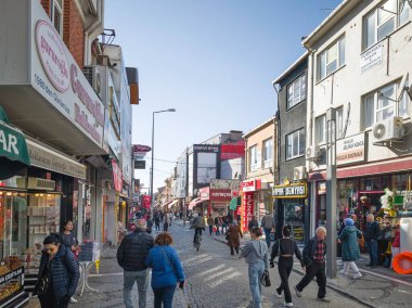EDIRNE, TURKEY - 2 Kasım 2024: Edirne, Doğu Trakya 'nın merkezinde yaya caddesi alışverişi