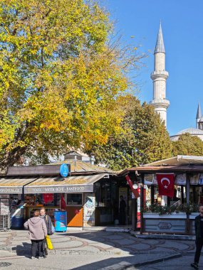 EDIRNE, TURKEY - 2 Kasım 2024: Edirne, Doğu Trakya 'nın merkezinde yaya caddesi alışverişi