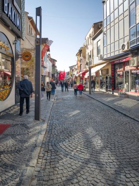 EDIRNE, TURKEY - 2 Kasım 2024: Edirne, Doğu Trakya 'nın merkezinde yaya caddesi alışverişi