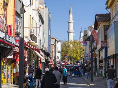 EDIRNE, TURKEY - 2 Kasım 2024: Edirne, Doğu Trakya 'nın merkezinde yaya caddesi alışverişi