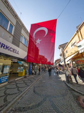 EDIRNE, TURKEY - 2 Kasım 2024: Edirne, Doğu Trakya 'nın merkezinde yaya caddesi alışverişi