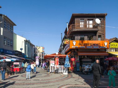 EDIRNE, TURKEY - 2 Kasım 2024: Edirne, Doğu Trakya 'nın merkezinde yaya caddesi alışverişi