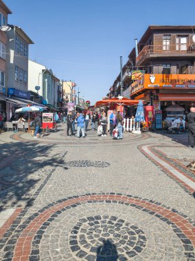 EDIRNE, TURKEY - 2 Kasım 2024: Edirne, Doğu Trakya 'nın merkezinde yaya caddesi alışverişi