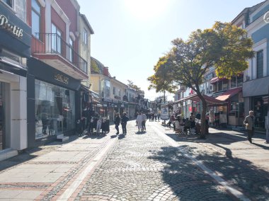 EDIRNE, TURKEY - 2 Kasım 2024: Edirne, Doğu Trakya 'nın merkezinde yaya caddesi alışverişi