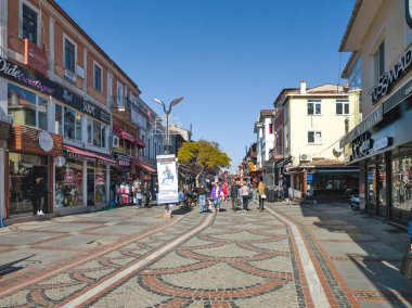 EDIRNE, TURKEY - 2 Kasım 2024: Edirne, Doğu Trakya 'nın merkezinde yaya caddesi alışverişi