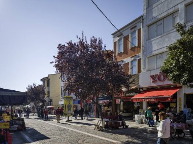 EDIRNE, TURKEY - 2 Kasım 2024: Edirne, Doğu Trakya 'nın merkezinde yaya caddesi alışverişi