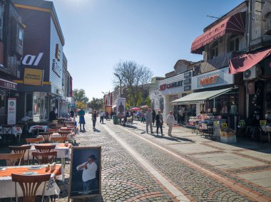 EDIRNE, TURKEY - 2 Kasım 2024: Edirne, Doğu Trakya 'nın merkezinde yaya caddesi alışverişi