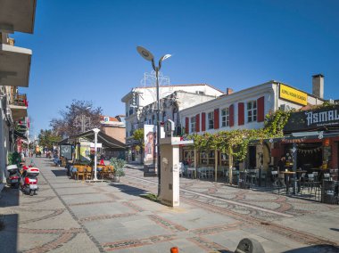 EDIRNE, TURKEY - 2 Kasım 2024: Edirne, Doğu Trakya 'nın merkezinde yaya caddesi alışverişi
