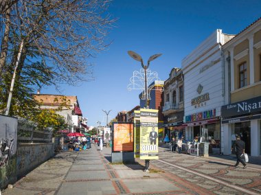 EDIRNE, TURKEY - 2 Kasım 2024: Edirne, Doğu Trakya 'nın merkezinde yaya caddesi alışverişi