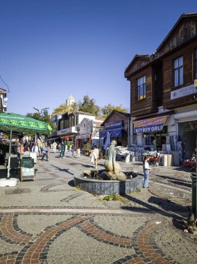 EDIRNE, TURKEY - 2 Kasım 2024: Edirne, Doğu Trakya 'nın merkezinde yaya caddesi alışverişi