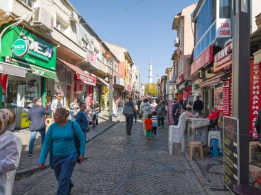 EDIRNE, TURKEY - 2 Kasım 2024: Edirne, Doğu Trakya 'nın merkezinde yaya caddesi alışverişi