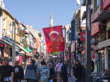 EDIRNE, TURKEY - 2 Kasım 2024: Edirne, Doğu Trakya 'nın merkezinde yaya caddesi alışverişi