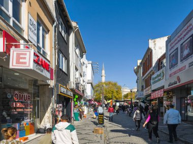 EDIRNE, TURKEY - 2 Kasım 2024: Edirne, Doğu Trakya 'nın merkezinde yaya caddesi alışverişi