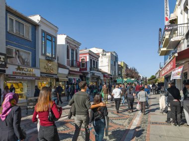 EDIRNE, TURKEY - 2 Kasım 2024: Edirne, Doğu Trakya 'nın merkezinde yaya caddesi alışverişi