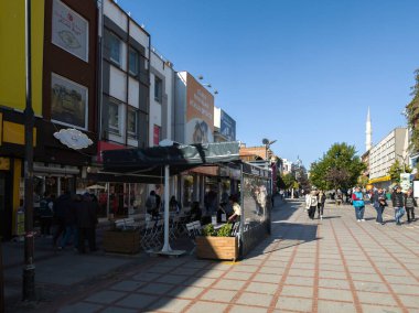 EDIRNE, TURKEY - 2 Kasım 2024: Edirne, Doğu Trakya 'nın merkezinde yaya caddesi alışverişi