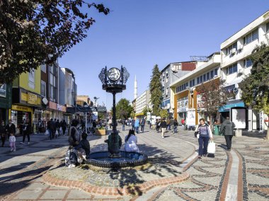 EDIRNE, TURKEY - 2 Kasım 2024: Edirne, Doğu Trakya 'nın merkezinde yaya caddesi alışverişi