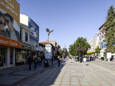 EDIRNE, TURKEY - 2 Kasım 2024: Edirne, Doğu Trakya 'nın merkezinde yaya caddesi alışverişi
