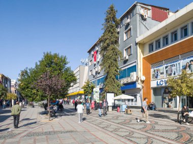 EDIRNE, TURKEY - 2 Kasım 2024: Edirne, Doğu Trakya 'nın merkezinde yaya caddesi alışverişi