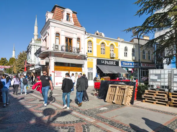 EDIRNE, TURKEY - 2 Kasım 2024: Edirne, Doğu Trakya 'nın merkezinde yaya caddesi alışverişi