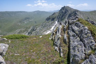 Bulgaristan 'ın Kalin zirvesi yakınlarındaki Rila Dağı' nın İnanılmaz Yaz Panoraması