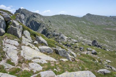 Bulgaristan 'ın Kalin zirvesi yakınlarındaki Rila Dağı' nın İnanılmaz Yaz Panoraması