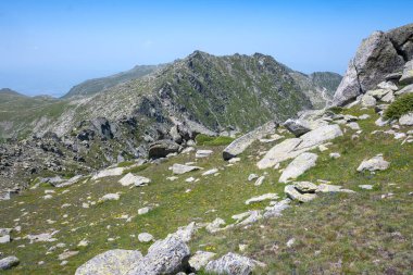 Bulgaristan 'ın Kalin zirvesi yakınlarındaki Rila Dağı' nın İnanılmaz Yaz Panoraması