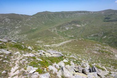 Bulgaristan 'ın Kalin zirvesi yakınlarındaki Rila Dağı' nın İnanılmaz Yaz Panoraması