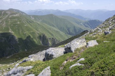 Bulgaristan 'ın Kalin zirvesi yakınlarındaki Rila Dağı' nın İnanılmaz Yaz Panoraması