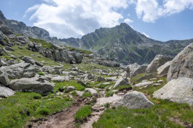 Bulgaristan 'ın Kalin zirvesi yakınlarındaki Rila Dağı' nın İnanılmaz Yaz Panoraması