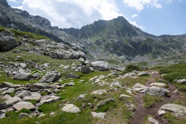 Bulgaristan 'ın Kalin zirvesi yakınlarındaki Rila Dağı' nın İnanılmaz Yaz Panoraması