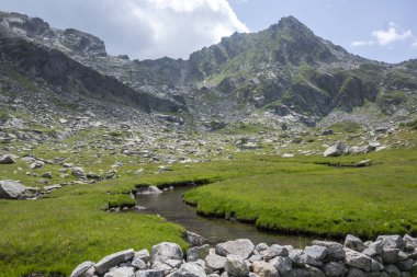 Bulgaristan 'ın Kalin zirvesi yakınlarındaki Rila Dağı' nın İnanılmaz Yaz Panoraması