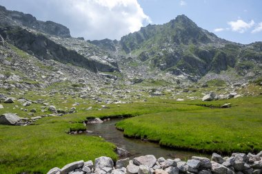 Bulgaristan 'ın Kalin zirvesi yakınlarındaki Rila Dağı' nın İnanılmaz Yaz Panoraması