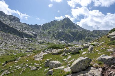 Bulgaristan 'ın Kalin zirvesi yakınlarındaki Rila Dağı' nın İnanılmaz Yaz Panoraması