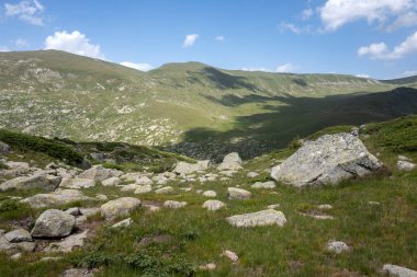 Bulgaristan 'ın Kalin zirvesi yakınlarındaki Rila Dağı' nın İnanılmaz Yaz Panoraması