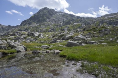Bulgaristan 'ın Kalin zirvesi yakınlarındaki Rila Dağı' nın İnanılmaz Yaz Panoraması