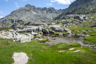 Bulgaristan 'ın Kalin zirvesi yakınlarındaki Rila Dağı' nın İnanılmaz Yaz Panoraması