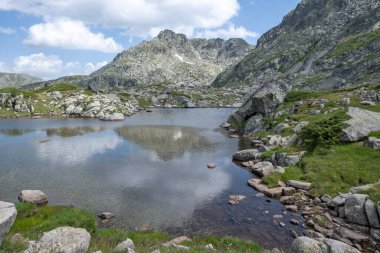 Bulgaristan 'ın Kalin zirvesi yakınlarındaki Rila Dağı' nın İnanılmaz Yaz Panoraması