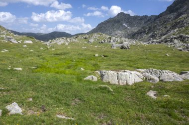 Bulgaristan 'ın Kalin zirvesi yakınlarındaki Rila Dağı' nın İnanılmaz Yaz Panoraması
