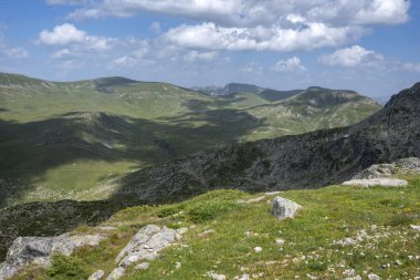 Bulgaristan 'ın Kalin zirvesi yakınlarındaki Rila Dağı' nın İnanılmaz Yaz Panoraması